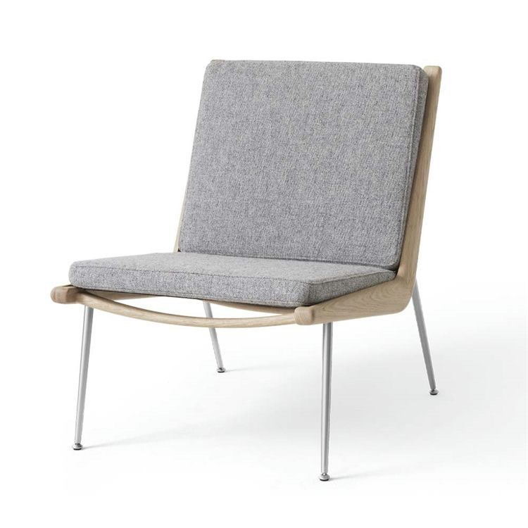 Andtradition Boomerang Loungestol i Oiled Oak og Lys Grå