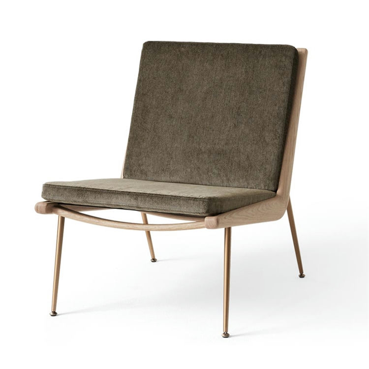 Andtradition Boomerang Loungestol i Oiled Oak og Grøn Brass