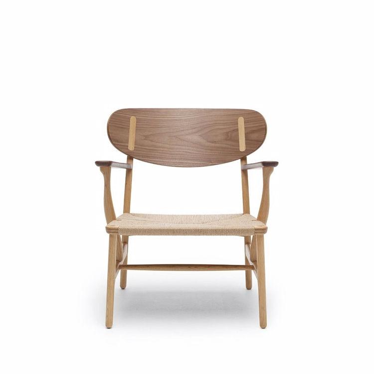 Carl Hansen & Søn CH22 Loungestol i Valnød og Naturflet