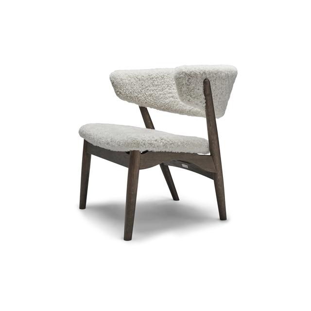 Sibast Furniture Lænestol i Mørkolieret Egetræ med Fårskind
